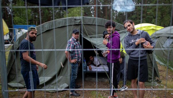 Мигранты в лагере для беженцев в 38 километрах от Вильнюса  - Sputnik Казахстан