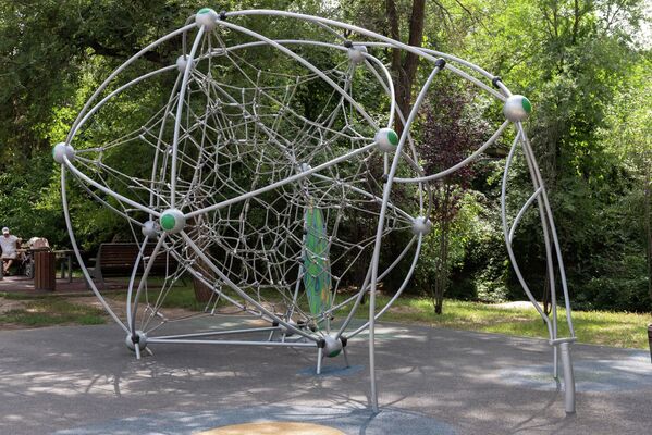 Эта конструкция, напоминающая структуру атома, предназначена для лазания детей - Sputnik Казахстан