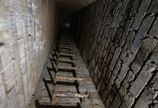 Лестница в бомбоубежище времен холодной войны в Праге. - Sputnik Казахстан