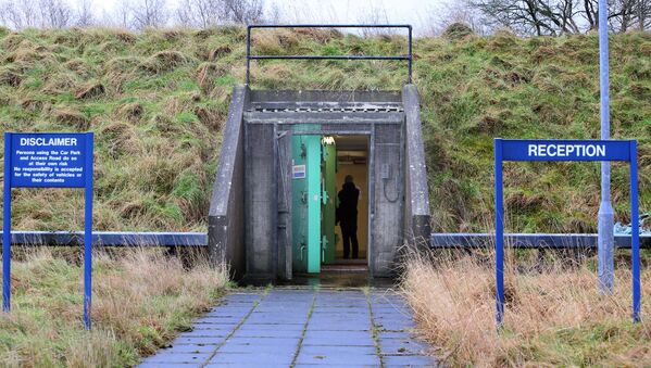 Солтүстік Ирландиядағы жерасты бункерінің есігі.  - Sputnik Қазақстан