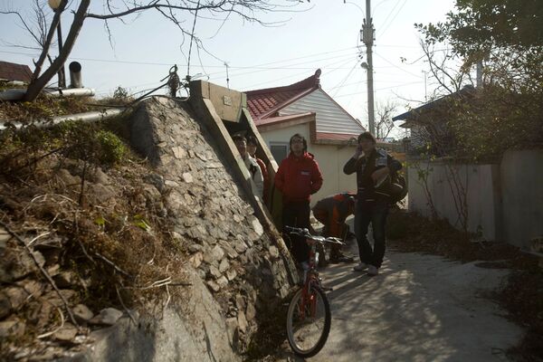Оңтүстік Кореяда адамдар жерасты бункерінің жанында тұр.  - Sputnik Қазақстан