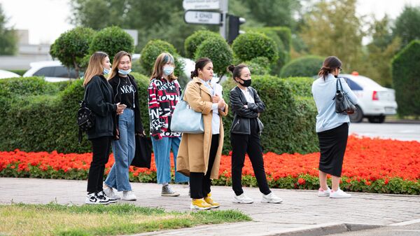 Девушки стоят на улице - Sputnik Казахстан