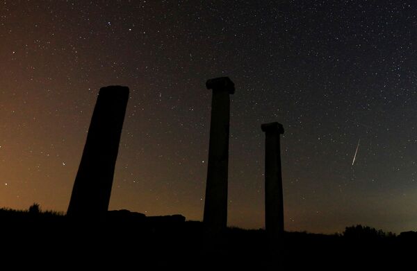 Ранний метеорный поток Персеиды, видимый над колоннами в древнем городе Стоби, Северная Македония - Sputnik Казахстан
