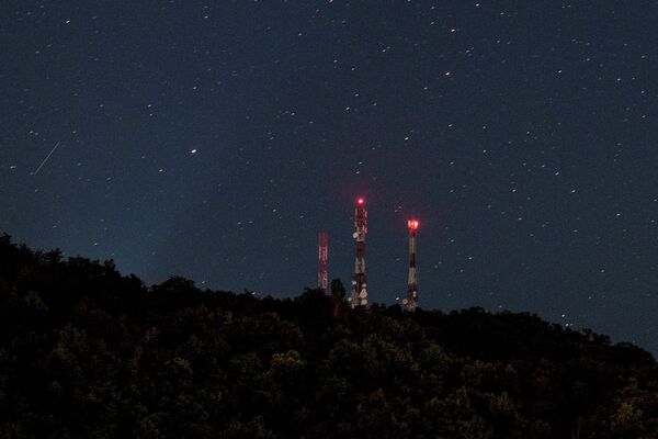 Метеор Персеиды проносится по небу возле города Охрид , Македония - Sputnik Казахстан