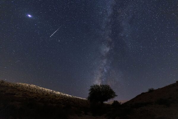  Метеор проносится последние звезды в ночном небе во время ежегодного Персеид метеоритный душ в пустыне Негев на юге Израиля, 13 августа 2021 - Sputnik Казахстан
