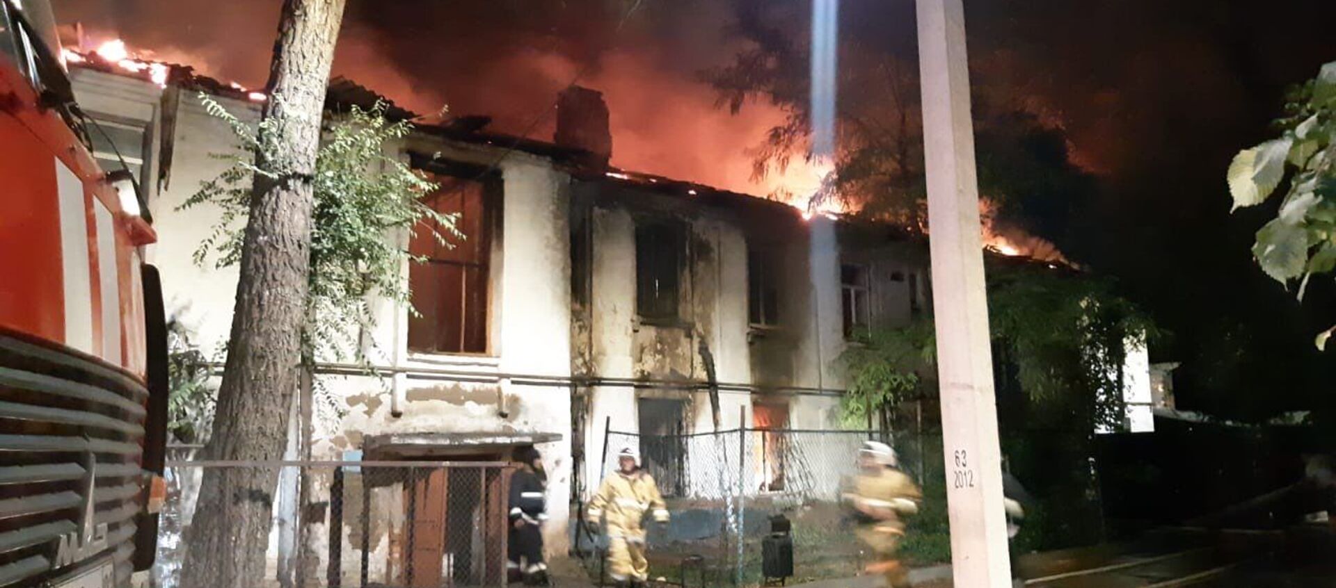 Пожар в двухэтажном доме в Жетысуском районе - Sputnik Қазақстан, 1920, 14.08.2021