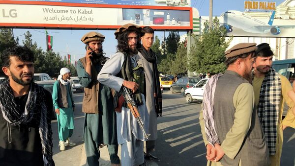 Представители Талибана близ аэропорта Кабула - Sputnik Казахстан