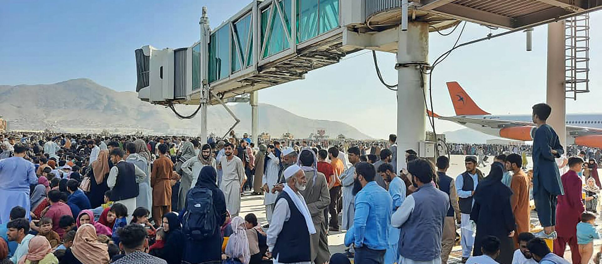 Люди в аэропорту Кабула - Sputnik Қазақстан, 1920, 16.08.2021