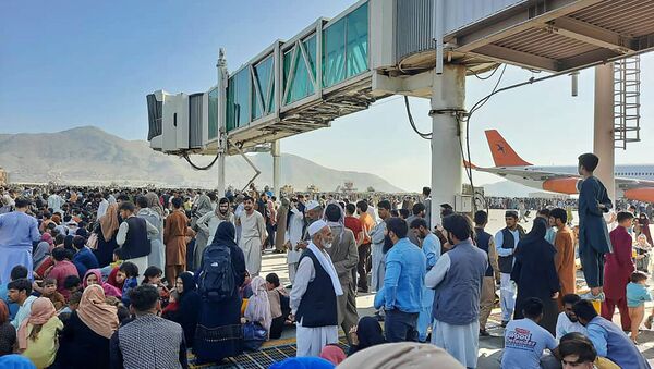 Люди в аэропорту Кабула - Sputnik Қазақстан
