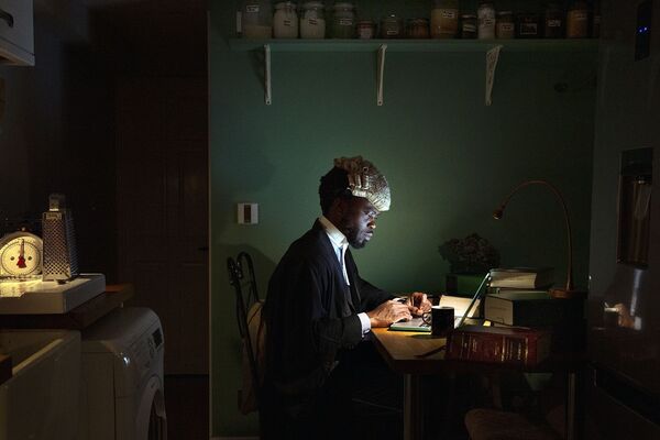 Снимок Kitchen Court Hearing  фотографа  Liz Hingley, победивший среди Профессионалов в конкурсе IPA OneShot Our Times--Pandemic Perspectives - Sputnik Казахстан