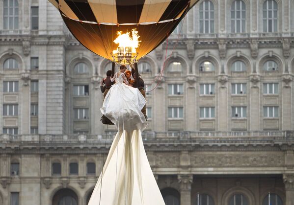 Модель в свадебном платье с самым длинным в мире шлейфом на воздушном шаре в Румынии  - Sputnik Казахстан