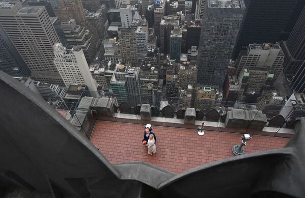 Пара во время свадебной фотосессии на смотровой площадке Рокфеллер Плаза в Нью-Йорке - Sputnik Қазақстан