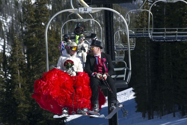 Пара отмечает 10-летнюю годовщину свадьбы на кресельном подъемнике в штате Колорадо   - Sputnik Қазақстан