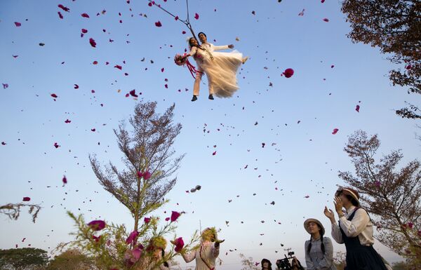 Свадебная церемония на аттракционе Skycoaster в День Валентина в Таиланде  - Sputnik Қазақстан