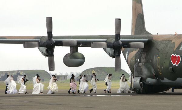 Военные ВВС Тайваня со своими невестами у транспортного самолета C-130  - Sputnik Казахстан