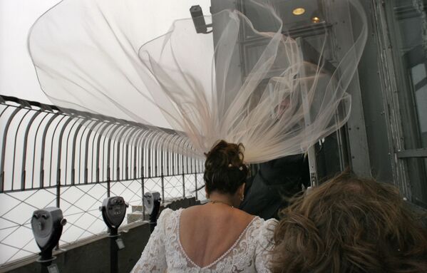Невеста на Эмпайр-стейт-билдинг в Нью-Йорке  - Sputnik Қазақстан