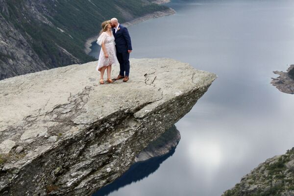 Пара во время свадебной церемонии на Языке Тролля в Норвегии  - Sputnik Казахстан