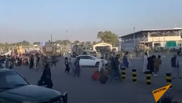 Давка и паника: как люди штурмуют аэропорт Кабула в надежде убежать из Афганистана - видео - Sputnik Казахстан