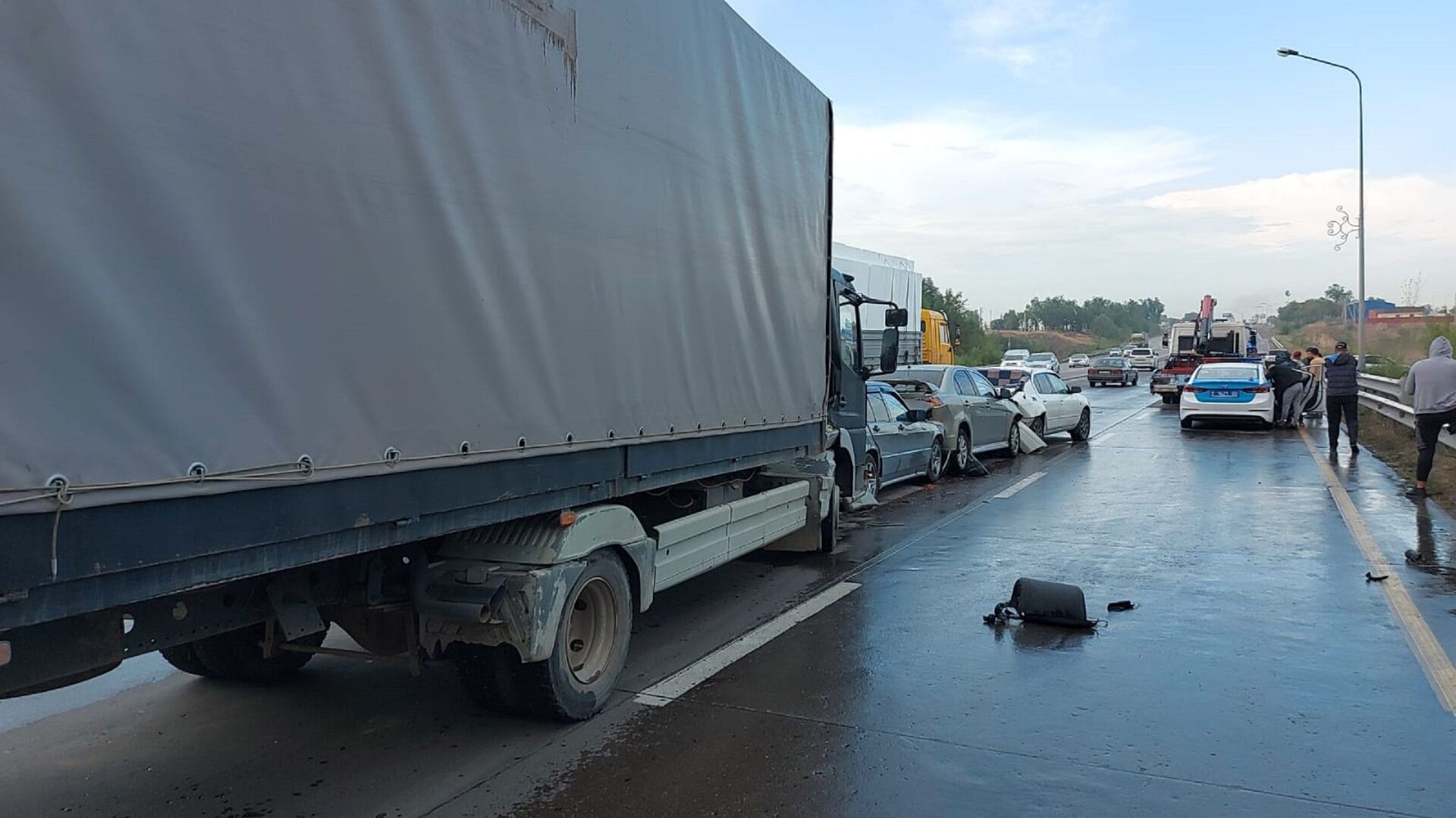 Двойное массовое ДТП произошло в Алматы: грузовик врезался в три стоявших авто - Sputnik Казахстан, 1920, 16.08.2021