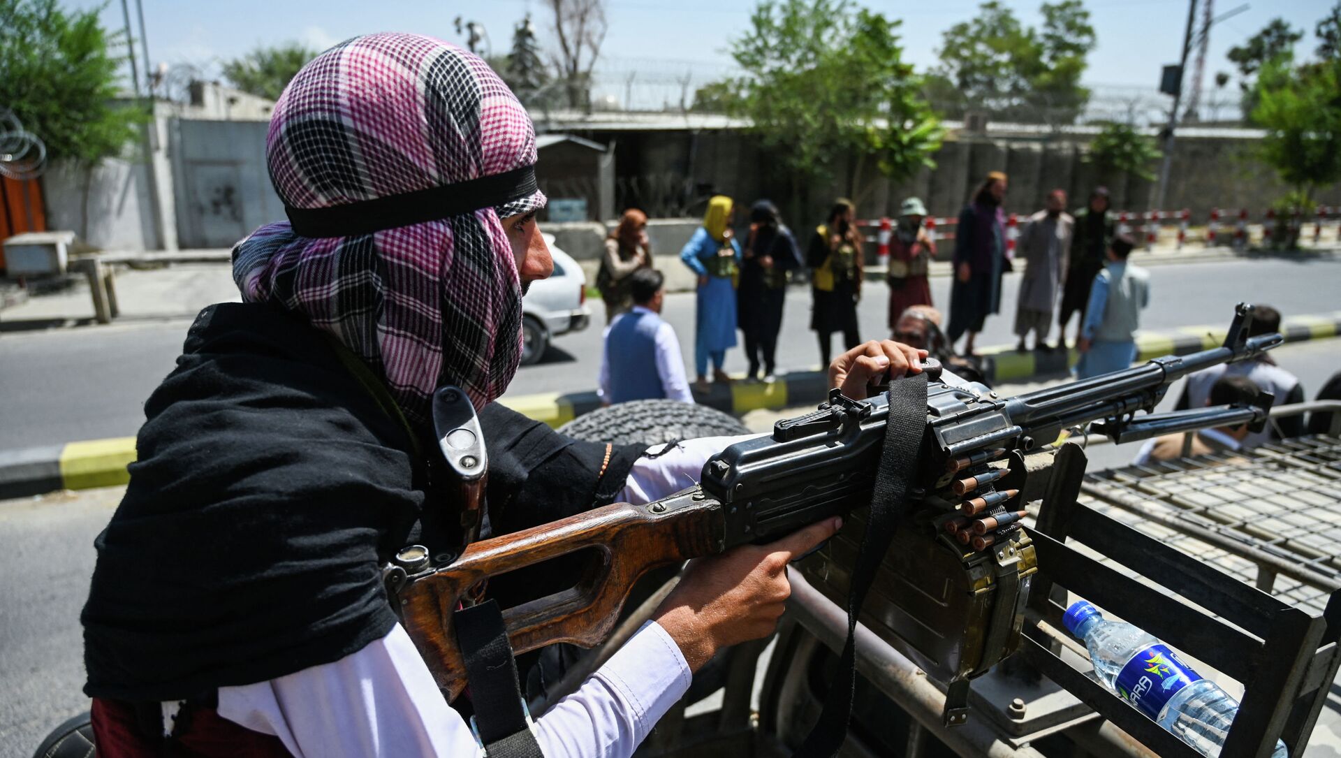 Боевик Талибана* с пулеметом на въезде в Кабул - Sputnik Казахстан, 1920, 20.08.2021