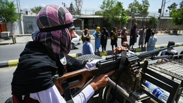 Боевик Талибана* с пулеметом на въезде в Кабул - Sputnik Казахстан