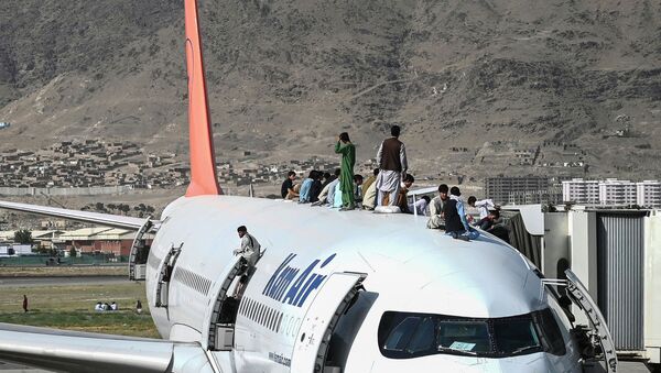 Афганцы забираются на самолет в кабульском аэропорту  - Sputnik Казахстан
