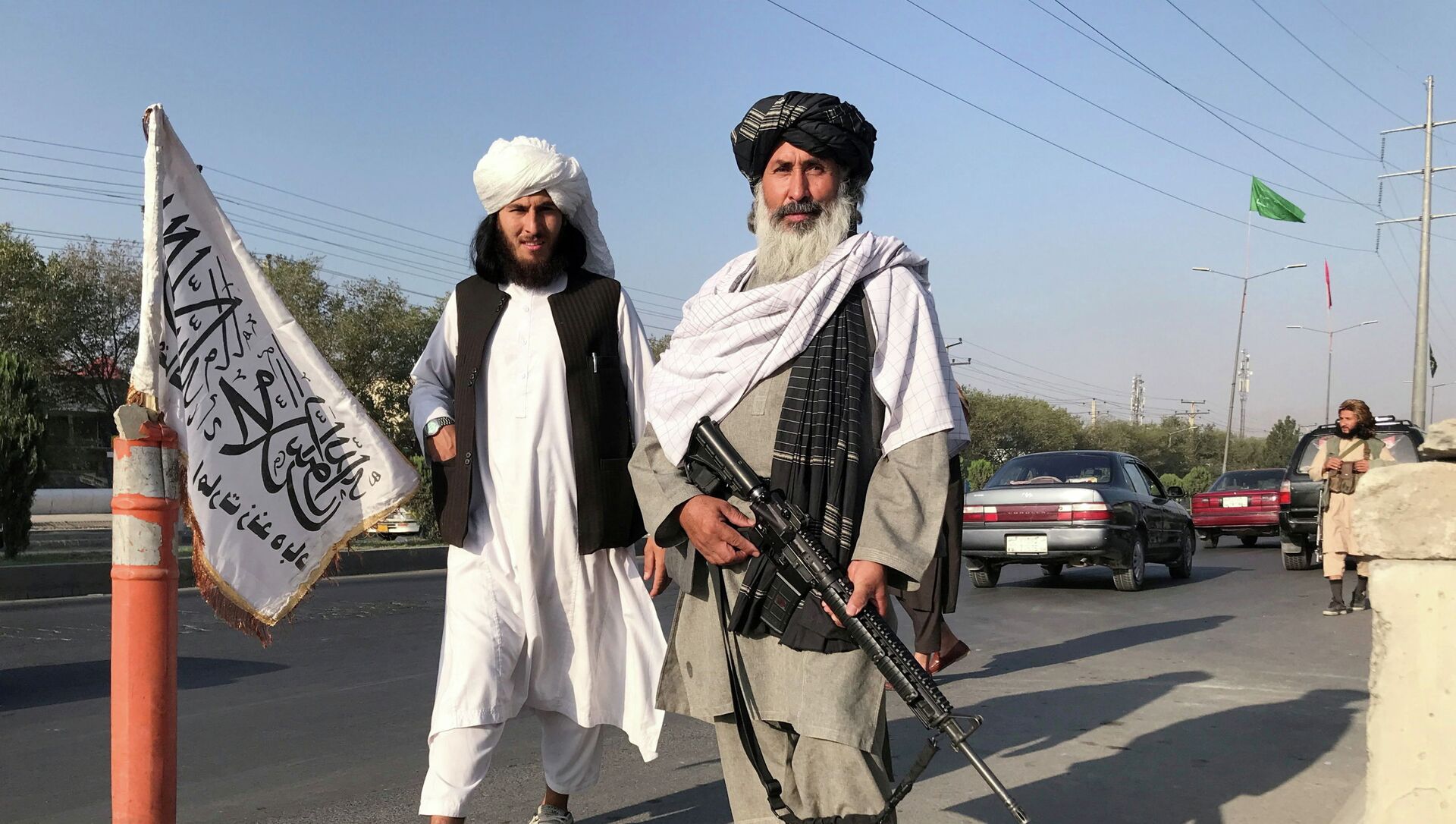 Боец Талибана с автоматом M16 стоит у здания Министерства внутренних дел в Кабуле, Афганистан - Sputnik Қазақстан, 1920, 01.12.2021
