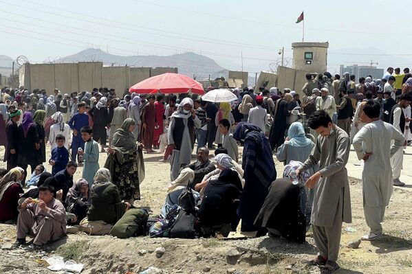 Толпа афганских беженцев у ограды аэропорта Кабула - Sputnik Қазақстан