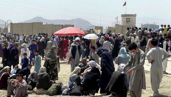 Толпа афганских беженцев у ограды аэропорта Кабула - Sputnik Казахстан