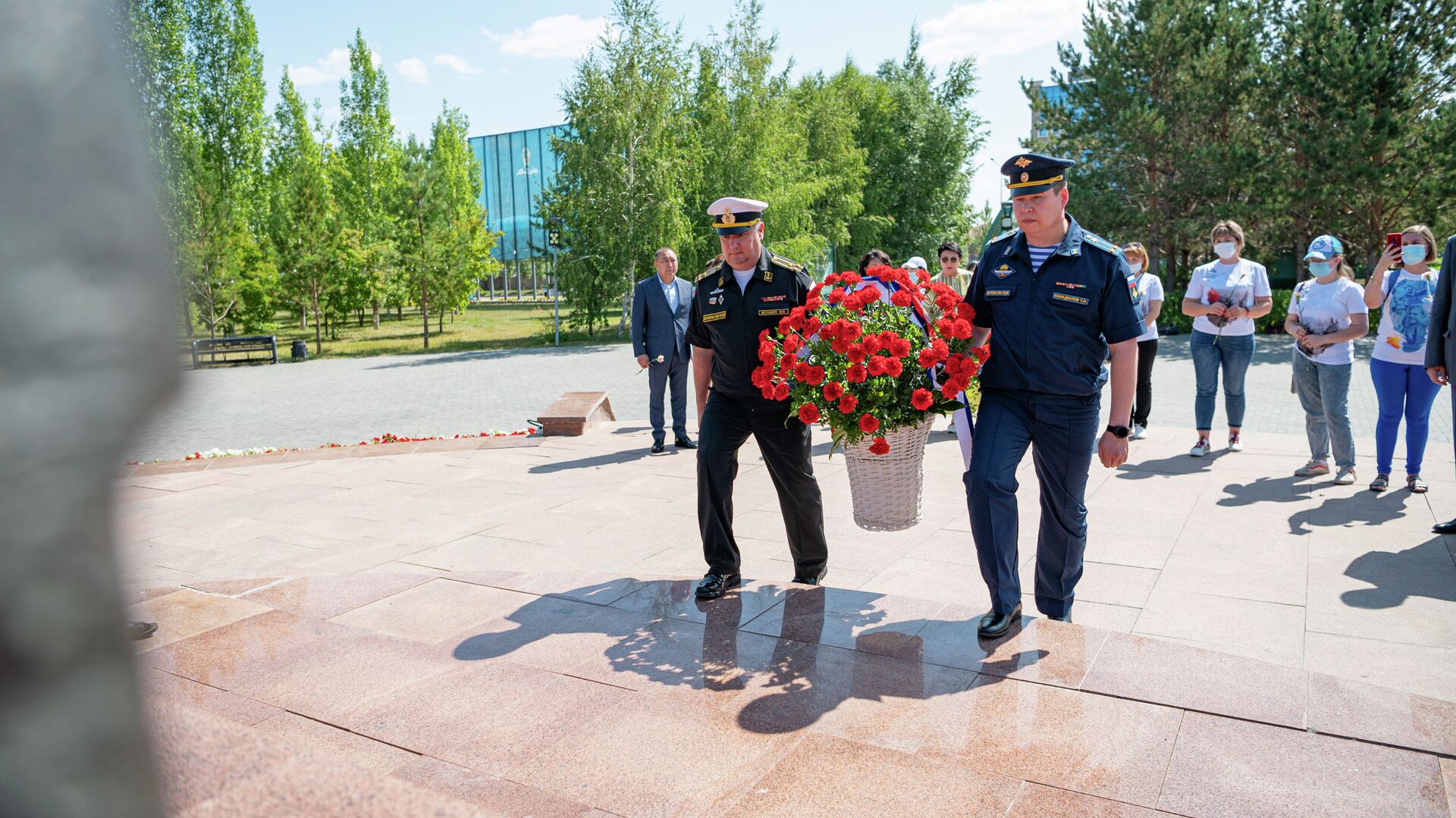 Они защитили Москву: цветы возложили к памятнику генерала Панфилова в Нур-Султане - Sputnik Казахстан, 1920, 18.08.2021