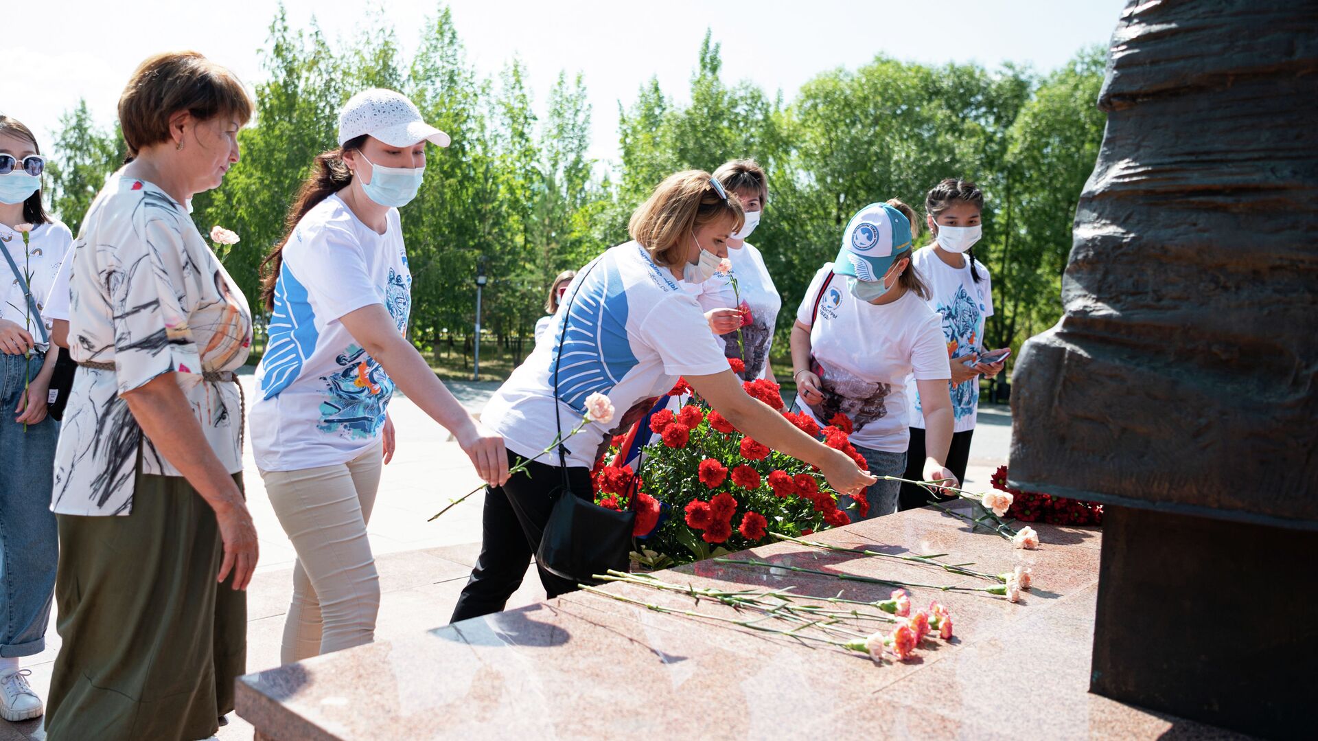 Они защитили Москву: цветы возложили к памятнику генерала Панфилова в Нур-Султане - Sputnik Казахстан, 1920, 18.08.2021