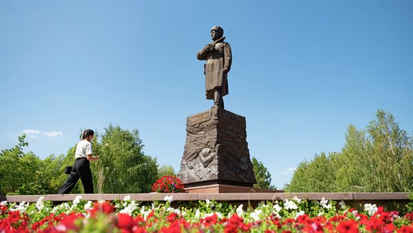 Возложение цветов памятнику генерал-майору Ивану Панфилову в Нур-Султане - Sputnik Казахстан