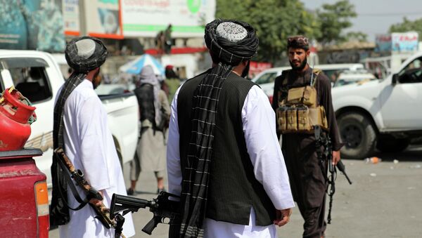 Боевики Талибана* возле аэропорта Кабула  - Sputnik Қазақстан