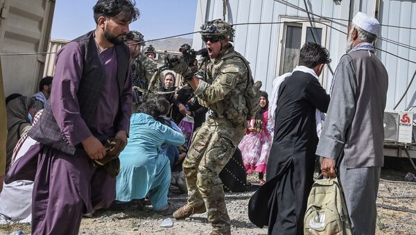 Американский солдат целится на афганцев в аэропорту Кабула  - Sputnik Казахстан