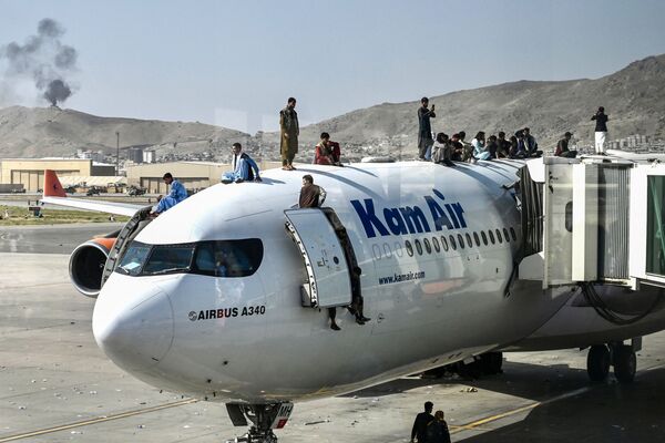 Афганцы на самолете в аэропорту Кабула  - Sputnik Казахстан