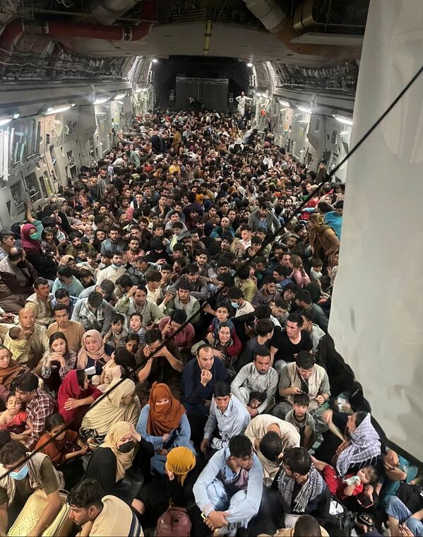 Эвакуированные в самолете ВВС США C-17 Globemaster III во время рейса Афганистан-Катар  - Sputnik Казахстан