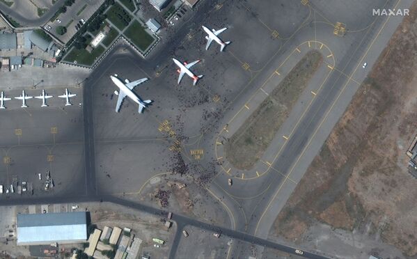 Спутниковый снимок толпы на взлетной полосе аэропорта Кабула  - Sputnik Казахстан