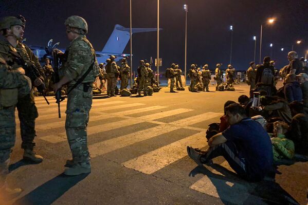 Солдаты французской армии в аэропорту Кабула  - Sputnik Казахстан