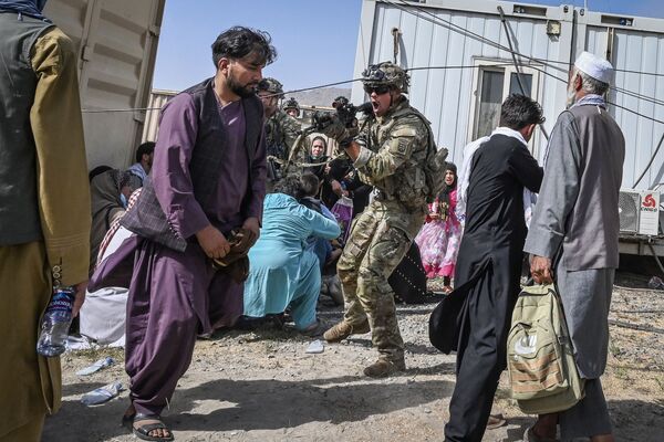 Американский солдат целится на афганцев в аэропорту Кабула  - Sputnik Казахстан