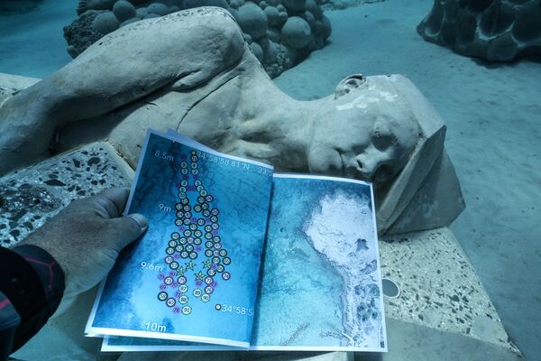 Объекты музея подводной скульптуры Musan у пляжа Пернера в Айя-Напе, Кипр - Sputnik Қазақстан
