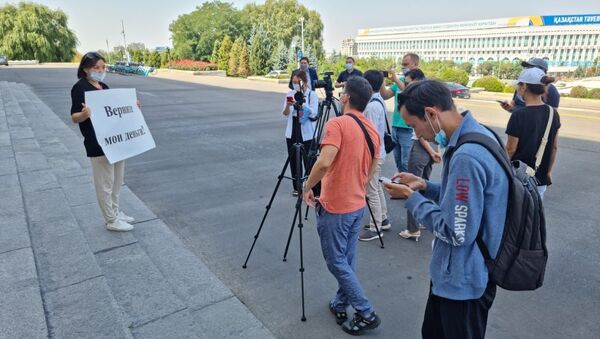 Журналист Жанна Хабдулхабар провела одиночный пикет у здания акимата Алматы - Sputnik Казахстан