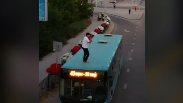 Водитель станцевал на автобусе - Sputnik Казахстан