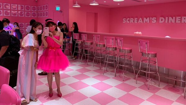 Посетители фотографируются в закусочной Scream's Diner в Музее мороженого в Сингапуре - Sputnik Казахстан