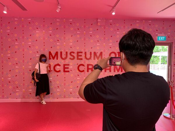 Посетители фотографируются перед вывеской у входа в Музей мороженого в Сингапуре - Sputnik Казахстан
