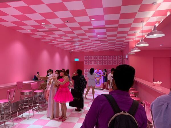 Посетители фотографируются в Музее мороженого в Сингапуре - Sputnik Казахстан