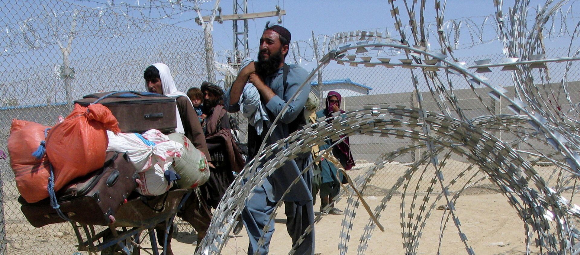 Афганские беженцы на границе  - Sputnik Қазақстан, 1920, 03.09.2021