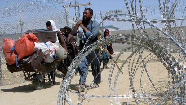 Афганские беженцы на границе  - Sputnik Қазақстан
