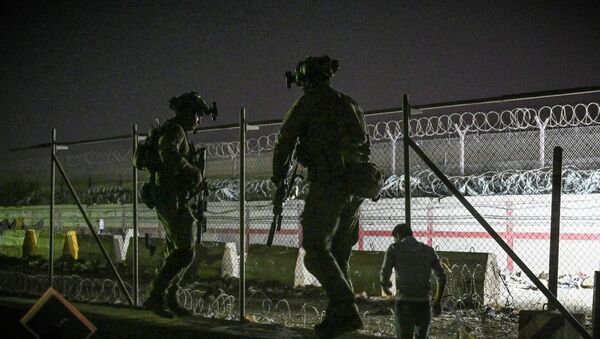Канадские и британские военные патрулируют территорию аэропорта в Кабуле  - Sputnik Казахстан