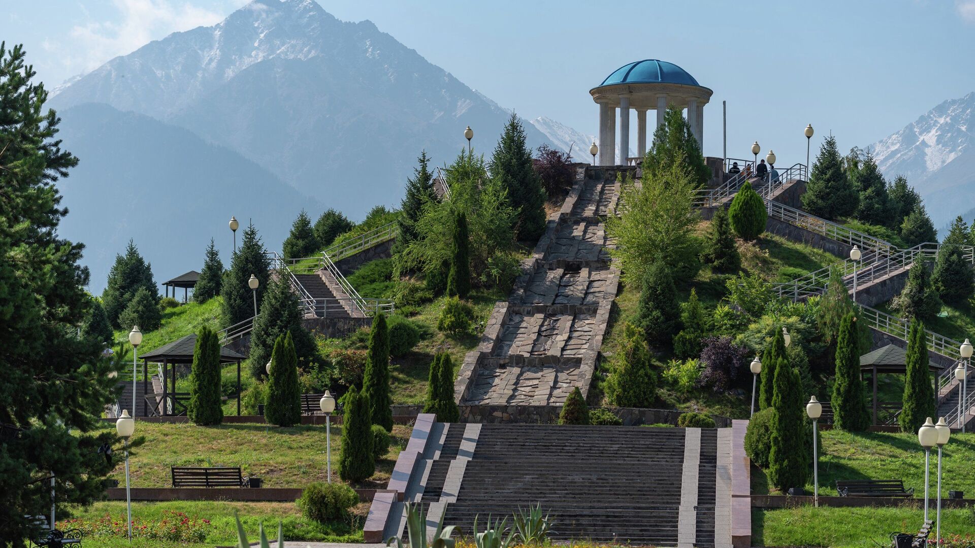 На смотровой площадке парка можно насладиться панорамным видом на Заилийский Алатау или город - Sputnik Казахстан, 1920, 22.05.2023