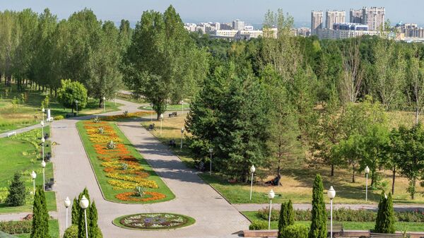 Парк оформили в национальном стиле. Он буквально утопает в зелени и цветах - Sputnik Казахстан